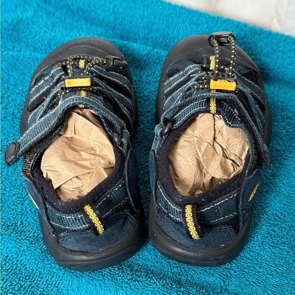 Keen Little Kids Boys Sz 13 Waterproof Washable Closed Toe Hiking Shoes - Picture 2 of 8